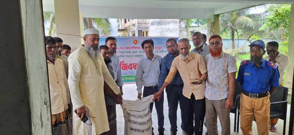 ভোলার মনপুরায় জেলেদের মাঝে প্রণোদনার চাউল বিতরন অনুষ্ঠিত