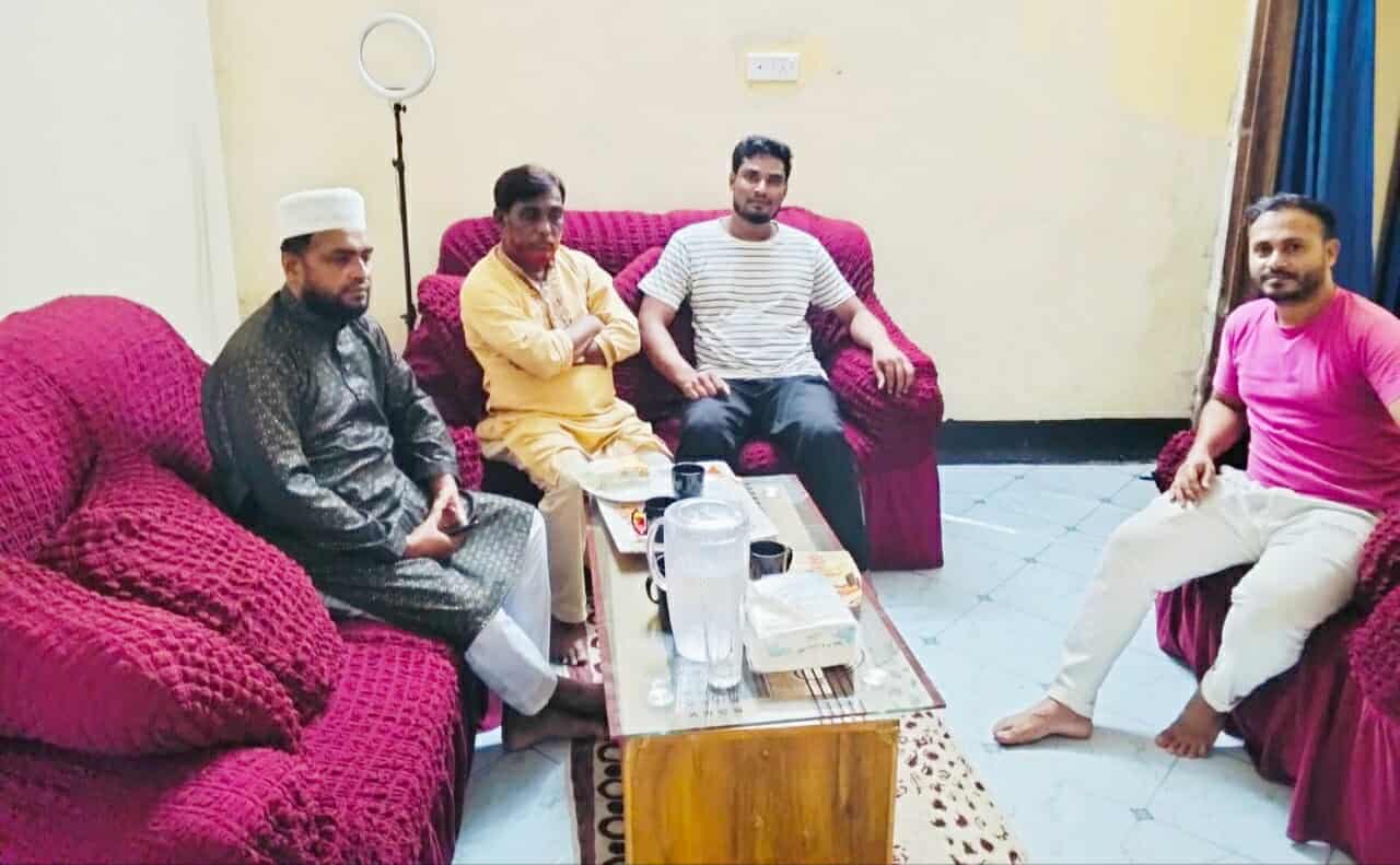 উখিয়ায় কারামুক্তির পর সাংবাদিক তানভীর শাহরিয়ারের বাসায় সিনিয়র সাংবাদিকদের সৌজন্য সাক্ষাৎ