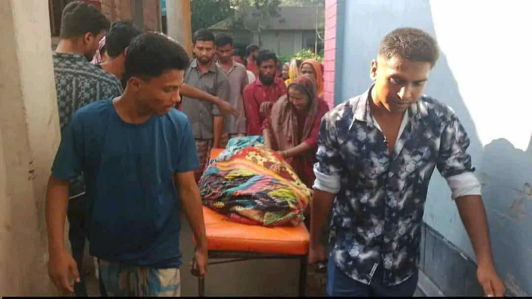 পলাশবাড়ীতে “মা ক্লিনিকে” ভাংচুর ও অগ্নিসংযোগ।