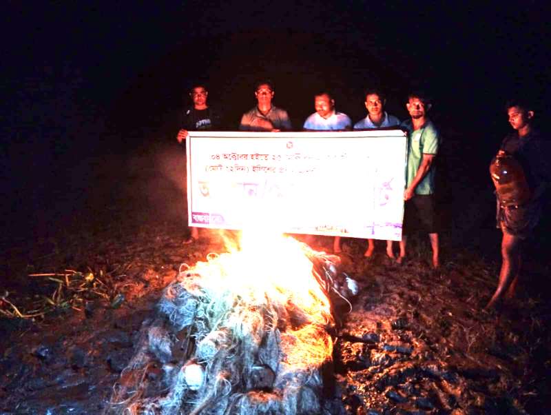 মনপুরার মেঘনায় মৎস্য দপ্তরের অভিযানে আটক বিপুল পরিমাণ কারেন্ট জাল -আগুনে পুড়িয়ে ধ্বংস