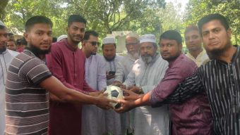 দিনাজপুরের বোচাগঞ্জে মাদক ও আত্মহত্যা রোধে জামায়াতের ফুটবল বিতরণ