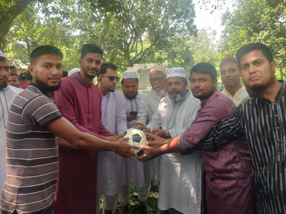 দিনাজপুরের বোচাগঞ্জে মাদক ও আত্মহত্যা রোধে জামায়াতের ফুটবল বিতরণ