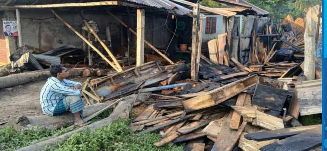 লাকসাম চন্দনা বাজারের দুই ব্যবসায়ীর প্রতিষ্ঠান আগুনে পুড়ে ছাই।