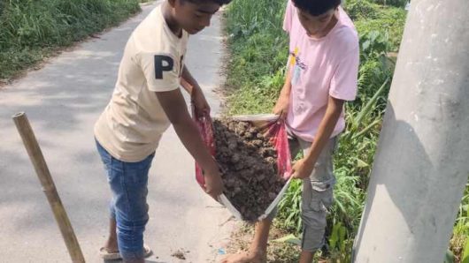 টিফিনের টাকায় রংপুরে পাঁচ শিক্ষার্থীর সড়ক সংস্কার
