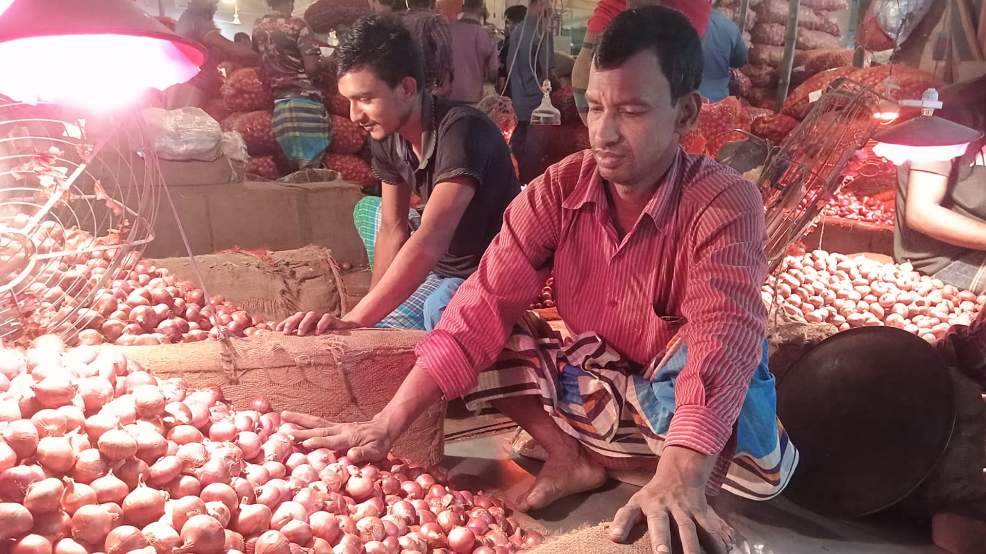 পেঁয়াজের বাজারে অস্থিরতা, হঠাৎ কেন দাম বাড়ছে?