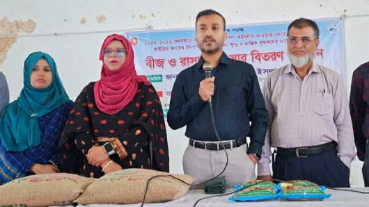 কালীগঞ্জে ক্ষুদ্র ও প্রান্তিক কৃষকদের মাঝে কৃষি প্রণোদনা বিতরণ