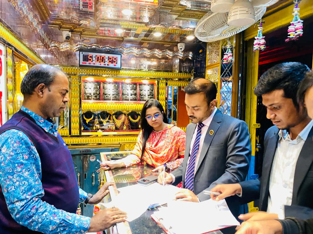 কালীগঞ্জ বাজারে ভ্রাম্যমাণ আদালতের অভিযান ৩ মামলায় ৬ হাজার টাকা জরিমানা