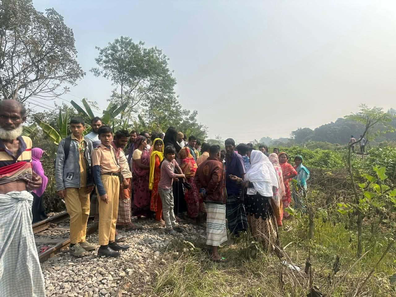 গাজীপুরের পূবাইলে দুই সন্তান নিয়ে ট্রেনের নিচে ঝাঁপ দিলেন মা