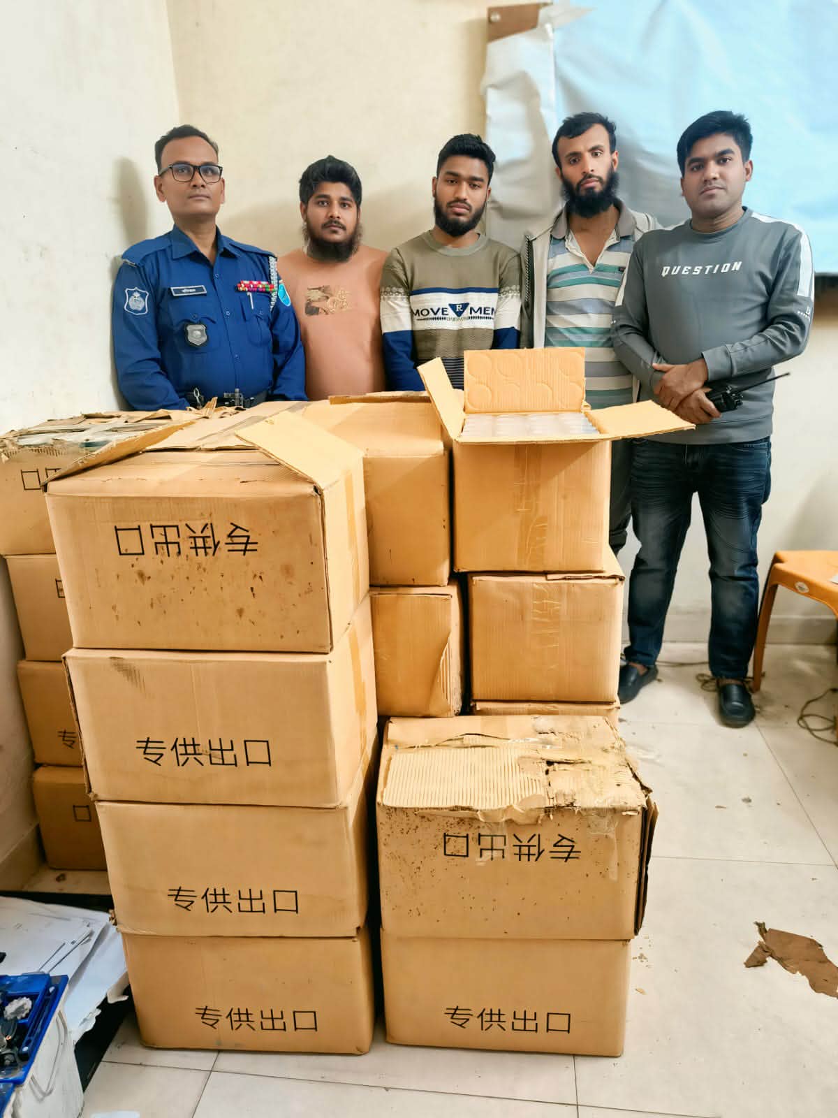 কালীগঞ্জে এলাকাবাসীর সহায়তায় ১৮২৪ ক্যান বিয়ার উদ্ধার, আটক ৩