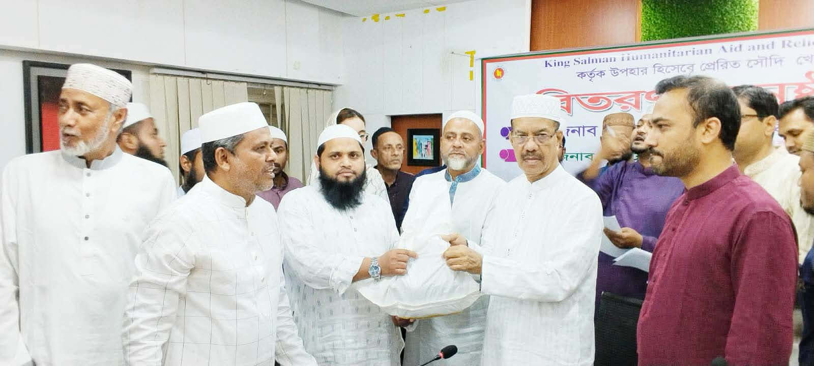 কালীগঞ্জে সৌদী বাদশাহ’র খেজুর পেল ৩০ মাদ্রাসা ও এতিমখানায়