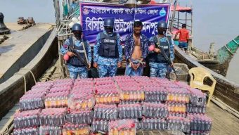 মনপুরা থেকে মিয়ানমারে পণ্য পাঁচার কালে সমুদ্রগামী একটি বোট আটক করছে কোস্টগার্ড