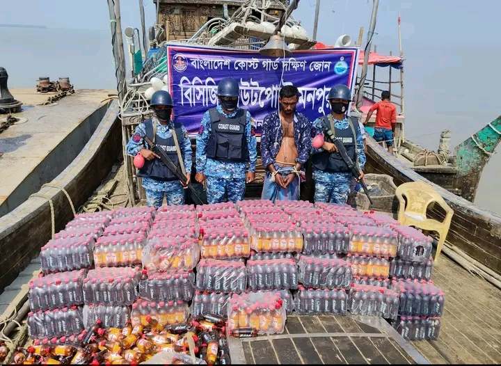 মনপুরা থেকে মিয়ানমারে পণ্য পাঁচার কালে সমুদ্রগামী একটি বোট আটক করছে কোস্টগার্ড