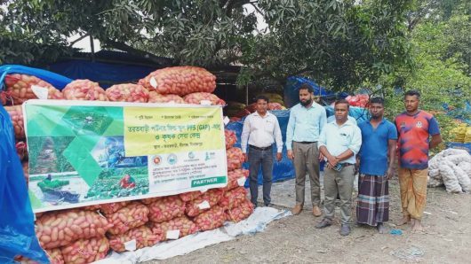 সীমানা পেরিয়ে মালয়েশিয়া-নেপালে যাচ্ছে দিনাজপুরের আলু।